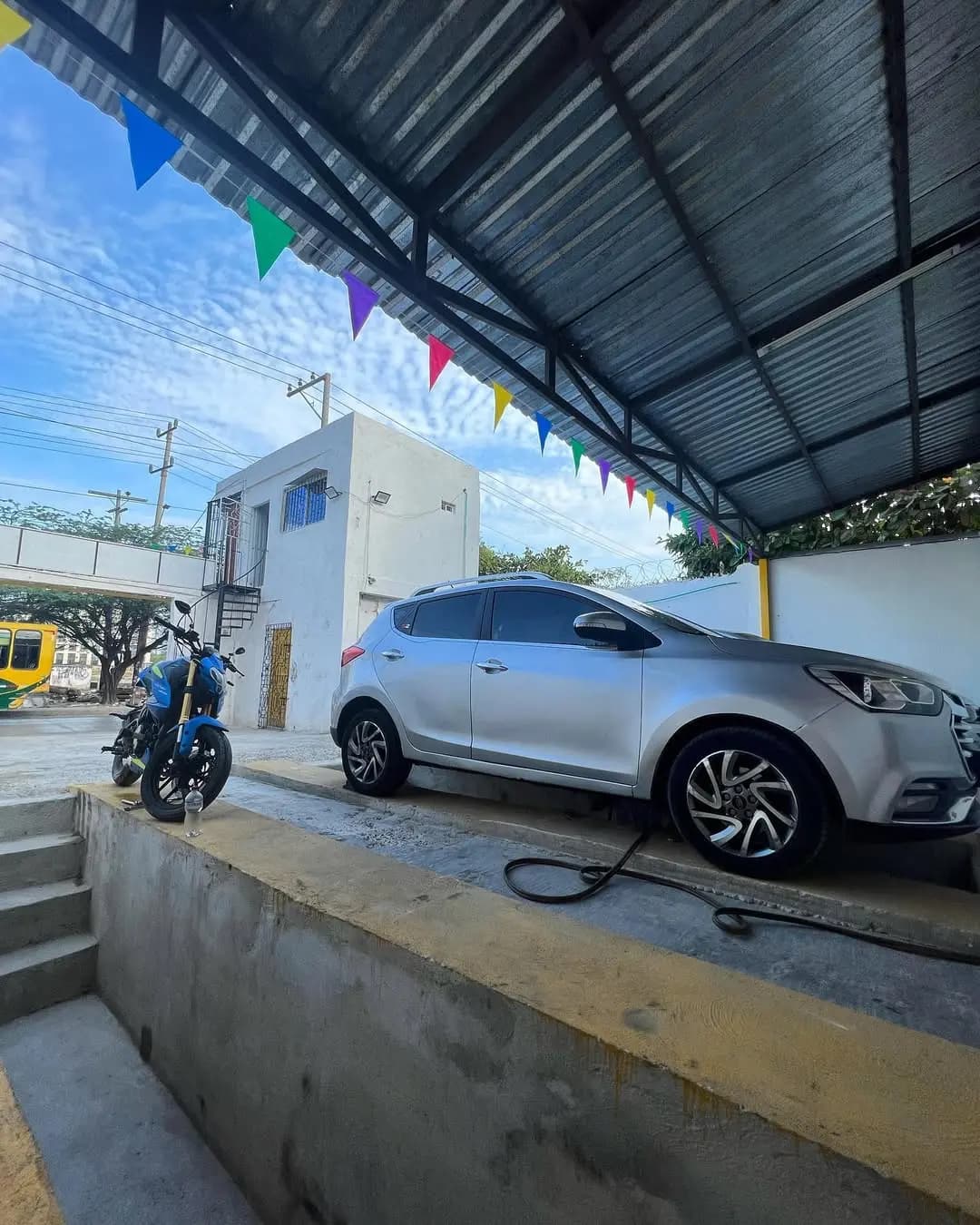 Bahía de servicio (Pista 2) de Mofles Cartagena con un vehículo en proceso de revisión de escape